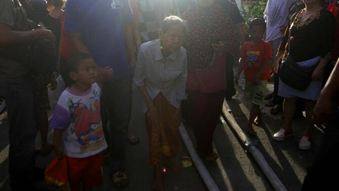 Sejumlah warga mengungsi akibat kebakaran yang melanda pemukiman padat penduduk di kawasan belakang RSPAD  Kwitang, Senen,  Jakarta, Selasa (19/11).