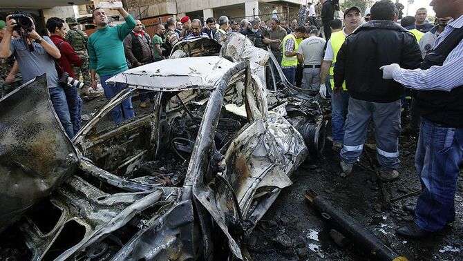 Bangkai mobil yang diduga menjadi salah satu sumber ledakan yang menghancurkan kantor Duta Besar Iran di Beirut, Libanon, Selasa, 19 November 2013.