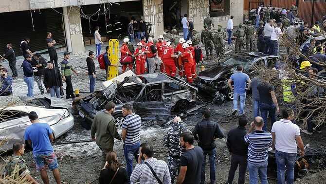 Suasana pasca dua ledakan yang diduga bom hancurkan kantor kedutaan Iran di Ibukota Lebanon, Beirut secara berurutan, Selasa, 19 November 2013.
