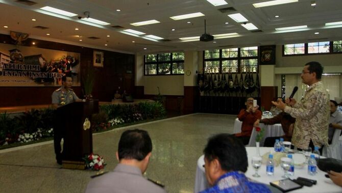 Kepala Kepolisian Republik Indonesia Jendral Pol Sutarman (kiri) menjawab sejumlah pertanyaan dalam pertemuan dengan insan pers dan forum pemred di ruang Rupatama, Mabes Polri, Jakarta, Selasa (19/11). 