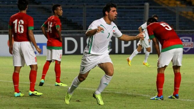 Pemain timnas Irak Hammadi Ahmed Abdullah (tengah), merayakan gol'nya ke gawang timnas Indonesia pada pertandingan kualifikasi Piala Asia 2015 di Gelora Bung Karno, Senayan, Jakarta, Selasa (19/110) malam. Irak mengalahkan Indonesia dengan skor 2 - 0. SP/Joanito De Saojoao