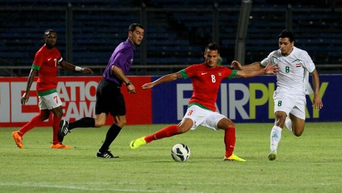 Gelandang Timnas Indonesia Raphael Maitimo (dua kanan) berebut bola dengan pemain nasional Irak Saif Salman Hashim (kanan) pada pertandingan lanjutan kualifikasi Piala Asia 2015, di Gelora Bung Karno, Senayan, Jakarta, Selasa (19/11) malam. Irak mengalahkan Indonesia dengan skor 2 - 0. SP/Joanito De Saojoao.