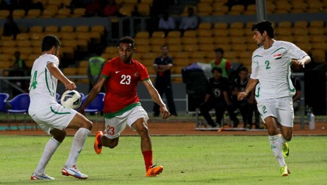 Penyerang Timnas Indonesia Titus Bonay (tengah), berebut bola dengan pemain nasional Irak, pada pertandingan lanjutan kualifikasi Piala Asia 2015, di Gelora Bung Karno, Senayan, Jakarta, Selasa (19/11) malam. Irak mengalahkan Indonesia dengan skor 2 - 0. SP/Joanito De Saojoao.