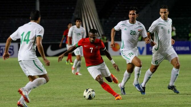 Penyerang Timnas Indonesia Boaz Salossa (tengah) berebut bola dengan pemain nasional Irak, pada pertandingan lanjutan kualifikasi Piala Asia 2015, di Gelora Bung Karno, Senayan, Jakarta, Selasa (19/11) malam. Irak mengalahkan Indonesia dengan skor 2 - 0. SP/Joanito De Saojoao.
