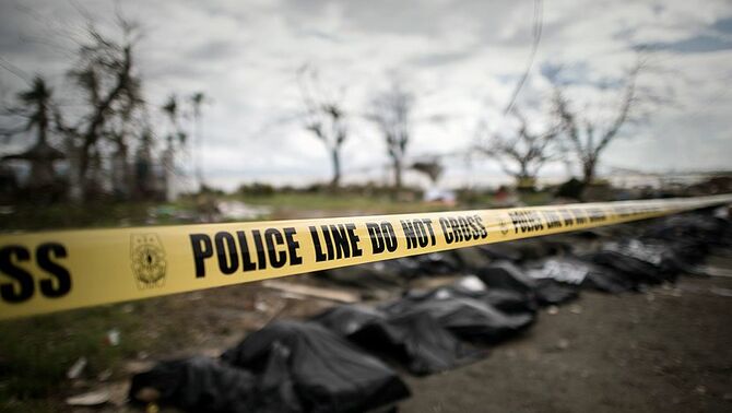 Garis polisi dibentangkan di depan puluhan jenazah korban topan Haiyan yang menghantam Tacloban, Filipina, 8 November 2013 lalu.