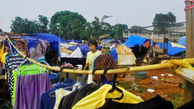 Sejumlah warga beraktivitas di tempat mereka mengungsi di Lapangan Merah, Pedongkelan, Jakarta, Senin (2/12). SP/Joanito De Saojoao