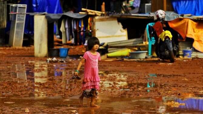Seorang anak bermain di tempat mereka mengungsi di Lapangan Merah, Pedongkelan, Jakarta, Senin (2/12).