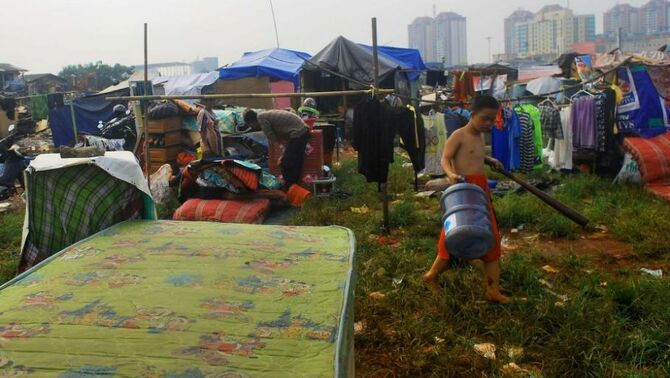 Sejumlah warga beraktivitas di tempat mereka mengungsi di Lapangan Merah, Pedongkelan, Jakarta, Senin (2/12). SP/Joanito De Saojoao.