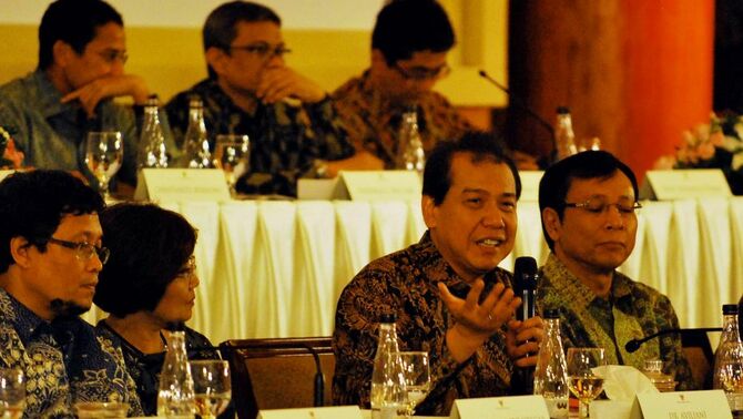 Ketua KEN (Komite Ekonomi Nasional) Chairul Tanjung (dua kanan), bersama sejumlah pengurus dan anggota KEN saat pemaparan 