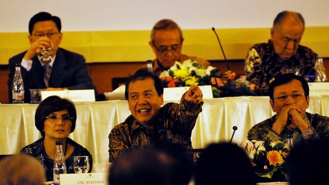 Ketua KEN (Komite Ekonomi Nasional) Chairul Tanjung (tengah), bersama sejumlah pengurus dan anggota KEN saat pemaparan 