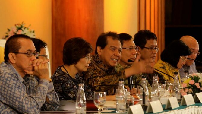 Ketua KEN (Komite Ekonomi Nasional) Chairul Tanjung (tengah), bersama sejumlah pengurus dan anggota KEN saat pemaparan 