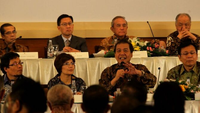 Ketua KEN (Komite Ekonomi Nasional) Chairul Tanjung (dua kanan), bersama sejumlah pengurus dan anggota KEN saat pemaparan 
