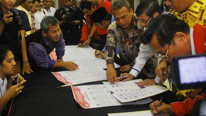 Anggota KPU (Komisi Pemilihan Umum) Arif Budiman (kiri), mengawasi  rapat terbuka dengan seluruh partai politik peserta pemilu untuk membahas masalah lambang di surat suara, di kantor KPU, Jakarta, Selasa (3/12).  SP/Joanito De  Saojoao.