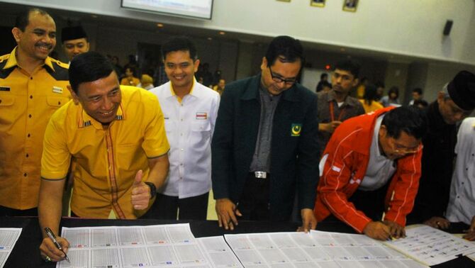 Sejumlah perwakilan partai politik mengikuti   rapat terbuka peserta pemilu untuk membahas masalah lambang di surat suara, di kantor KPU, Jakarta, Selasa (3/12).  SP/Joanito De Saojoao.