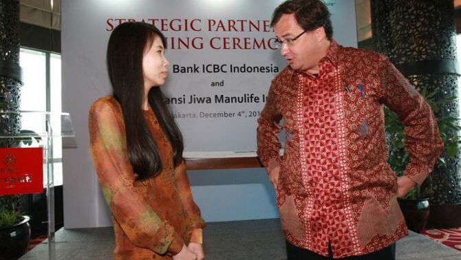 Chief Executive Officer & President Director Manulife Indonesia, Chris Bendl (kanan) berbincang dengan Deputy President Director PT Bank ICBC Indonesia, Surjawaty Tatang