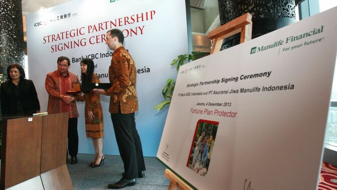 Chief Executive Officer & President Director Manulife Indonesia, Chris Bendl (kedua kiri) Deputy President Director PT Bank ICBC Indonesia, Surjawaty Tatang, Executive Vice President and Chief Partneship Business Officer, Hans de Waal (kanan), Director PT Bank ICBC Indonesia, Rolyta Manulang (kiri)
