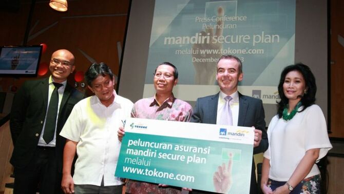 Presiden Direktur AXA Mandiri, Jon Sandham (kedua kanan) bersama Director of Marketing & Alternate Distribution AXA Mandiri, Handayani (kanan), ECP Coordinator Consumer Finance, Tardi (tengah), Group Head Consumer Cards, Group Bank Mandiri, Boyke Yurista dan Executive Director of Consumer Insight, Nielsen, Yudi Suryanata (kiri) saat peluncuran MSP Online