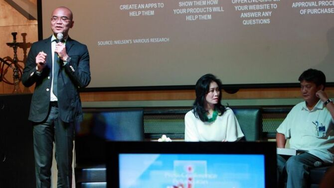 Executive Director of Consumer Insight, Nielsen, Yudi Suryanata (kiri)