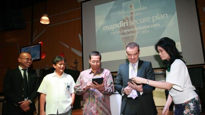 Presiden Direktur AXA Mandiri, Jon Sandham (kedua kanan) bersama ECP Coordinator Consumer Finance, Tardi (tengah) menekan tombol tab disaksikan Director of Marketing & Alternate Distribution AXA Mandiri, Handayani (kanan),Group Head Consumer Cards, Group Bank Mandiri, Boyke Yurista dan Executive Director of Consumer Insight, Nielsen, Yudi Suryanata (kiri) saat diluncurkannya MSP Online