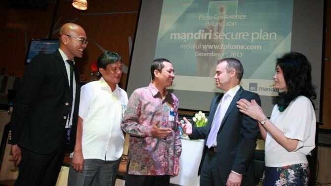 Presiden Direktur AXA Mandiri, Jon Sandham (kedua kanan) bersama Director of Marketing & Alternate Distribution AXA Mandiri, Handayani (kanan), ECP Coordinator Consumer Finance, Tardi (tengah), Group Head Consumer Cards, Group Bank Mandiri, Boyke Yurista dan Executive Director of Consumer Insight, Nielsen, Yudi Suryanata (kiri) berbincang-bincang usai peluncuran MSP Online
