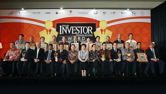 Para peraih penghargaan Tokoh Finansial Indonesia 2013 versi Majalah Investor foto bersama dewan juri usai penyerahan penghargaan di Jakarta, Rabu (4/12) malam.