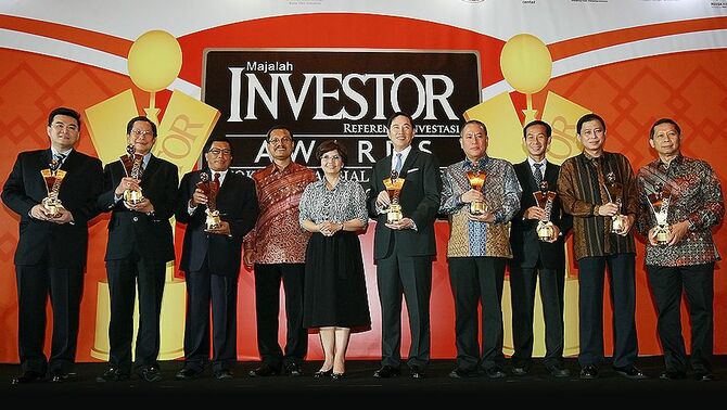 Ketua Dewan Juri Tokoh Finansial Indonesia 2013 Aviliani (lima dari kiri) dan  Pemimpin Redaksi Majalah Investor Primus Dorimulu (empat dari kiri) foto bersama Tokoh Finansial Indonesia 2013 (ki-ka): CEO PT Kresna Graha Sekurindo Tbk Michael Steven, CEO PT Bank Central Asia Tbk Jahja Setiaatmadja, CEO BPD NTB Komari Subakir, CEO PT Prudential Life Assurance  William Kuan, CEO PT BCA Finance Roni Haslim, CEO PT Schroder Investment Management Indonesia Michael Tjoajadi, CEO PT Kereta Api Indonesia (Persero) Ignasius Jonan, CEO PT Pelabuhan Indonesia II (Persero) Richard Joost Lino, usai penyerahan penghargaan Tokoh Finansial Indonesia 2013 versi Majalah Investor, di Jakarta, Rabu (4/12). 