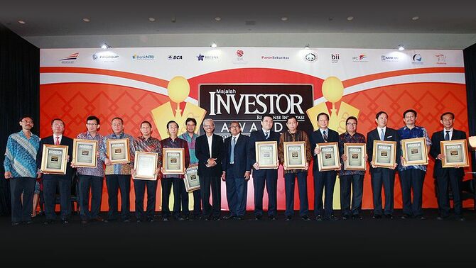 Publisher Globe Asia Tanri Abeng bersama Wakil Pemimpin Redaksi Majalah Investor Komang Darmawan (kiri) bersama dan Pemenang BUMN Terbaik 2013  versi Majalah Investor (ki-ka): Kepala Bagian Humas PT Bank Rakyat Indonesia (Persero) Tbk  M Ardiansyah, Direktur Utama PT Asuransi Jasa Raharja Budi Setyarso, Direktur PT Perkebunan Nusantara x (Persero) Joko Santoso, Direktur Utama PT Semen Baturaja (Persero) Tbk Pamudji Rahardjo, Direktur PT Perusahaan Gas Negara (Persero)  Tbk Wahid Sutopo, Corsec PT Wijaya Karya (Persero) Tbk Natal Argawan, Direktur PT Bio Farma (Persero) Pramusti Indrascaryo, Sekper PT Pupuk Indonesia (Persero) Hari Purnomo, Direktur Utama PT Kawasan Industri Makassar (Persero) Bachder Djohan B, CEO PT Pelabuhan Indonesia II (Persero) Richard Joost Lino, AVP Management Advisory PT Telekomunikasi Indonesia (Persero) Tbk Tony Suwarjo, Direktur Utama PT Sarana Multigriya Finansial (Persero) Raharjo Adisusanto, Staf Ahli Dir Pengembangan Usaha PT Barata Indonesia (Persero) Agus Sulistiyanto,  dan GM Treasury PT Pegadaian (Persero) Gede Suhardantara usai penyerahan penghargaan Tokoh Finansial Indonesia 2013 di Jakarta, Rabu (4/12). 