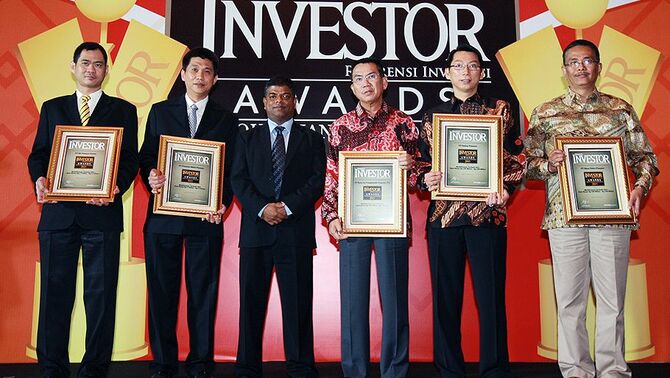 CEO Beritasatu Holdings Sachin Gopalan (tiga dari kiri) bersama Pemenang Multifinance Terbaik 2013 (ki-ka): Direktur Utama PT BII Finance Center Alexander, Senior GM Marketing & Collection PT Finansia Multi Finance Hery Susanto Dermawan, Direktur Utama PT Batavia Prosperindo Finance Tbk Markus Dinarto Pranoto, Direktur Utama PT Reksa Finance Ie Tjie Sing, President Director PT Dana Unico Finance Herry Sasmoko, saat penyerahan penghargaan Tokoh Finansial Indonesia 2013 versi Majalah Investor, di Jakarta, Rabu (4/12). 