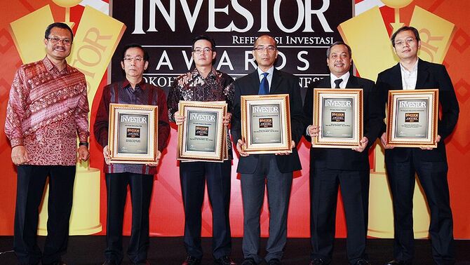 Pemimpin Redaksi Majalah Investor Primus Dorimulu (kiri) bersama pemenang Sekuritas Terbaik 2013 (ki-ka) President Director PT Panin Sekuritas Tbk Handrata Sadeli, President Director PT Indo Premier Securities Moleonoto The, Direktur PT Dhanawibawa Arthacemerlang Sugianto Budiono, Komisaris Utama PT Jasa Utama Capital M Andy Arslan D, Head of Research PT Daewo Securities Indonesia Betrand Raynaldi saat penghargaan Tokoh Finansial Indonesia 2013 versi majalah Investor, di Jakarta, Rabu (4/12). 