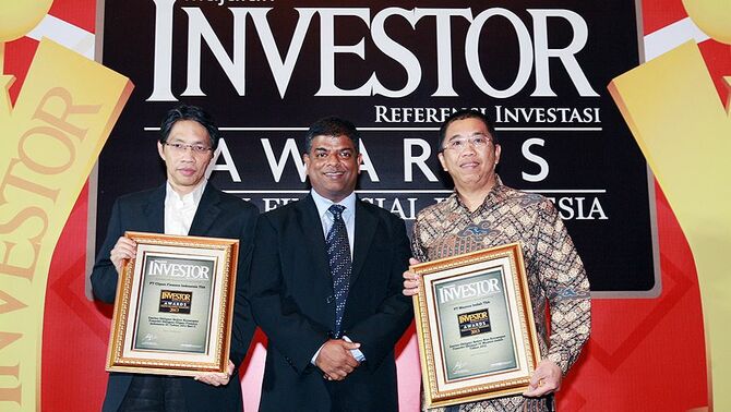  CEO BeritaSatu Media Holdings Sachin Gopalan (tengah) bersama Pemenang Penerbit Obligasi Terbaik 2013 Direktur PT Clipan Finance Indonesia Tbk Engelbert Rorong Jr (kiri) dan Manager Keuangan PT Mayora Indah Tbk Liem David Lucas (kanan) saat penghargaan Tokoh Finansial Indonesia 2013 versi majalah Investor, di Jakarta, Rabu (4/12). 