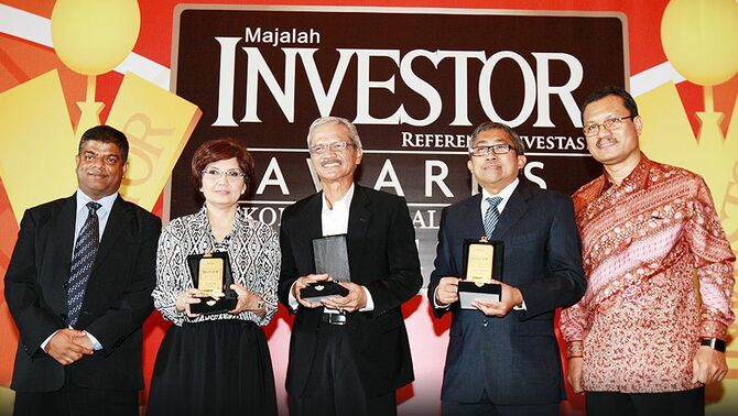 CEO BeritaSatu Media Holdings Sachin Gopalan (kiri) bersama Dewan Juri Tokoh Finansial Indonesia 2013 Aviliani, D. Aditya Sumanagara, Gatut Subadio, dan Primus Dorimulu (kanan), saat penghargaan Tokoh Finansial Indonesia 2013 versi majalah Investor, di Jakarta, Rabu (4/12). 