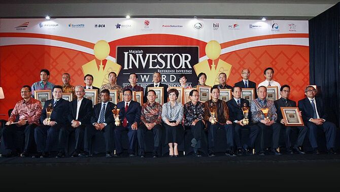 Dewan Juri Tokoh Finansial Indonesia 2013 Aviliani (tengah), D  Aditya Sumanagara (tiga dari kiri), Gatut Subadio (kanan), Publisher Globe Asia Tanri Abeng (enam dari kanan), CEO BeritaSatu Media Holdings Sachin Gopalan (empat dari kiri), Pemimpin Redaksi Majalah Investor Primus Dorimulu (kiri), bersama Tokoh Finansial Indonesia 2013 (ki-ka depan)  CEO PT Kresna Graha Sekurindo Tbk Michael Steven, CEO BPD NTB Komari Subakir, CEO PT Pelabuhan Indonesia II (Persero) Richard Joost Lino, CEO PT Kereta Api Indonesia (Persero) Ignasius Jonan, CEO PT Bank Central Asia Tbk Jahja Setiaatmadja, CEO PT BCA Finance Roni Haslim, Direktur Utama PT Kawasan Industri Makassar (Persero) Bachder Djohan B. (Belakang,  ki-ka) CEO PT Credit Suisse Securities Indonesia Harry Mozarta Zen, Direktur Utama PT Batara Indonesia Lalak Indiyono, Direktur Utama PT Sarana Multigriya Finansial (Persero) Raharjo Adisusanto, Manager Keuangan PT Mayora Indah Tbk Liem David Lucas, President Director PT Panin Sekuritas Tbk Handrata Sadeli, VP Business Development & Corporate Marketing PT Indopremier Securities Jayawati Sukidjan, Direktur Utama PT Semen Baturaja (Persero) Tbk Pamudji Rahardjo, Corsec PT Wijaya Karya (Persero) Tbk Natal Argawan, usai menerima  penghargaan Tokoh Finansial Indonesia 2013 versi majalah Investor, di Jakarta, Rabu (4/12). 