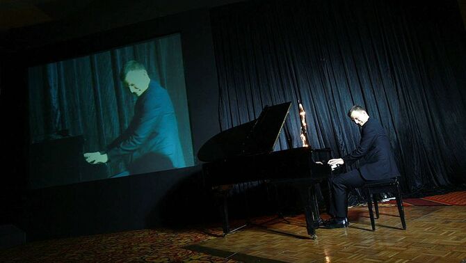Pianist asal Hungaria, Adam Gyorgy saat menghibur dalam acara 