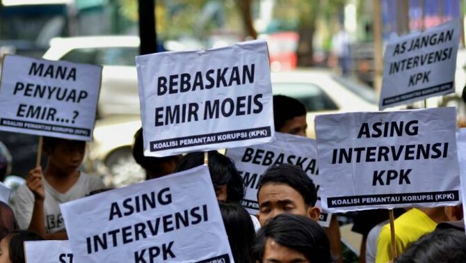 Sejumlah massa yang tergabung dalam Koalisi Pemantau Korupsi (KPK) melakukan aksi unjuk rasa di gedung tipikor, Jakarta, Kamis (5/7). Mereka menduga adanya campur tangan pihak asing dan banyak kejanggalan-kejanggalan dalam penanganan kasus Emir Moeis. SP/Joanito De Saojoao.