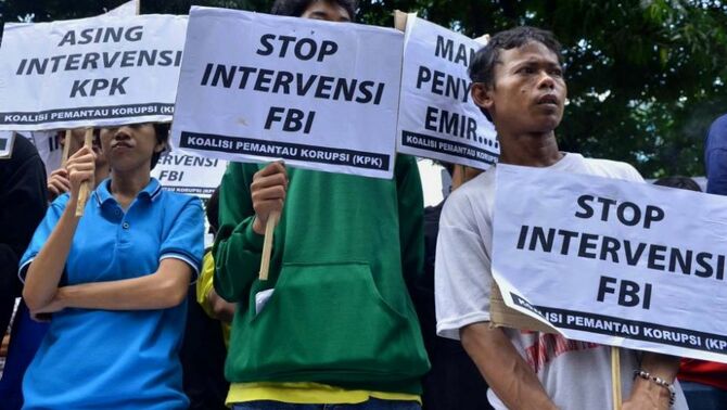 Sejumlah massa yang tergabung dalam Koalisi Pemantau Korupsi (KPK) melakukan aksi unjuk rasa di gedung tipikor, Jakarta, Kamis (5/7). Mereka menduga adanya campur tangan pihak asing dan banyak kejanggalan-kejanggalan dalam penanganan kasus Emir Moeis. SP/Joanito De Saojoao.