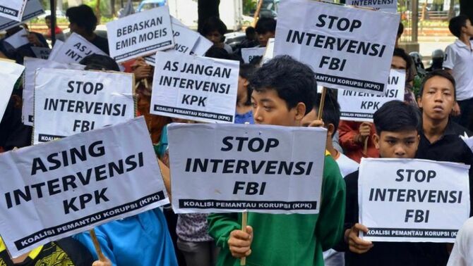 Sejumlah massa yang tergabung dalam Koalisi Pemantau Korupsi (KPK) melakukan aksi unjuk rasa di gedung tipikor, Jakarta, Kamis (5/7). Mereka menduga adanya campur tangan pihak asing dan banyak kejanggalan-kejanggalan dalam penanganan kasus Emir Moeis. SP/Joanito De Saojoao.