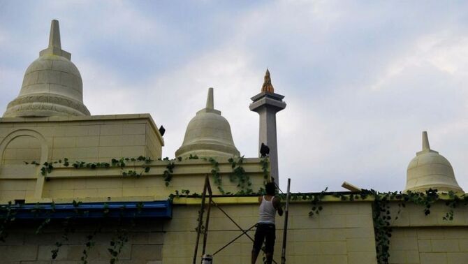Pekerja menyelesaikan dekorasi gapura penyambutan, dalam rangka Pagelaran Agung Keraton se-Dunia di kawasan Monumen Nasional, Jakarta, Kamis (5/12). Pagelaran diikuti sepuluh perwakilan kerajaan dari luar negeri dan lebih dari seratus kerajaan di Nusantara. Pagelaran diisi beragam acara seni, budaya, kuliner, dan ditutup kirab budaya pada tanggal 8 Desember 2013. SP/Joanito De Saojoao