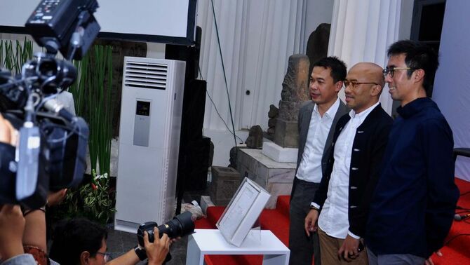 Tiga principal Aboday Arsitektur (kiri ke kanan) Rafael David, Ary Indra, Johansen, saat meluncurkan Buku F (Fame Fortune Flirt) yang merupakan Monograf 8 tahun perjalanan biro arsitek mereka di museum Nasional Jakarta, Senin (2/12). SP/Joanito De Saojoao