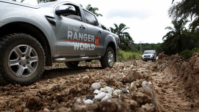 Ford All New Ranger melintas di jalan bergelombang, berlumpur dan berbatu di area kebun kelapa sawit milik PTPN 6 di Tanjung Lebar, Sungai Bahar, Jambi, (4/12). BeritaSatu Photo/GA-M Defrizal