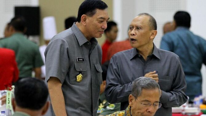 Jenderal TNI (Purn.) Pramono Edhie Wibowo (kanan) berbincang dengan Wakil Menteri Pertahanan, Letnan Jenderal (Purn) Sjafrie Sjamsoeddin, dalam acara silaturahmi KSAD -  Purnawirawan TNI AD, pemantapkan netralitas TNI guna mensukseskan pemilu 2014, di Mabes AD, Jalan Veteran, Jakarta, Kamis (20/2). SP/Joanito De Saojoao.