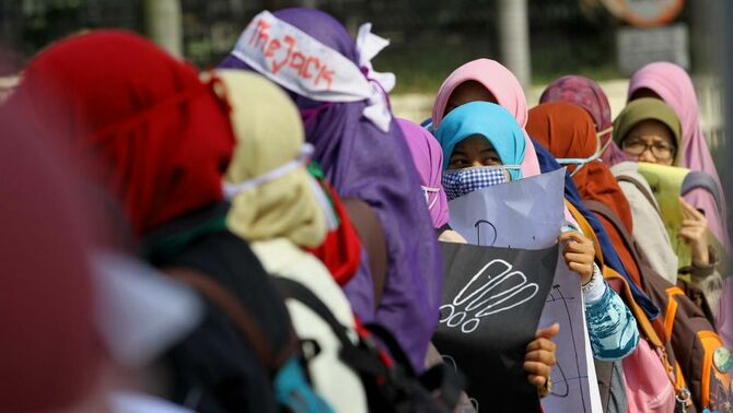 Sejumlah mahasiswa yang tergabung dalam Kesatuan Aksi Mahasiswa Muslim Indonesia (KAMMI) melakukan aksi di Bundaran Hotel Indonesia, Jakarta, Kamis (20/2). SP/Joanito De Saojoao.