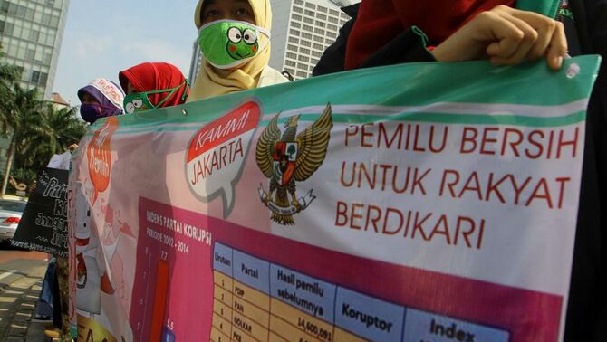 Sejumlah mahasiswa yang tergabung dalam Kesatuan Aksi Mahasiswa Muslim Indonesia (KAMMI) melakukan aksi di Bundaran Hotel Indonesia, Jakarta, Kamis (20/2). SP/Joanito De Saojoao.