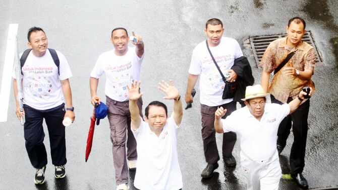 Ketua DPR RI Marzuki Alie dan Anggota DPD RI AM Fatwa ikut dalam acara Fun Walk bertema 