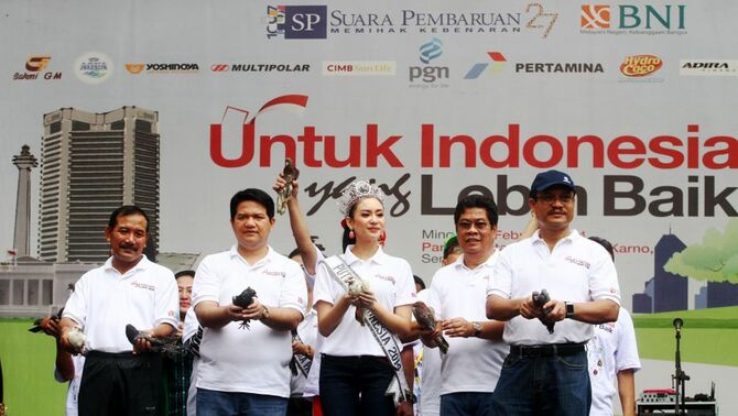 Ketua Komisi Pemilihan Umum Husni Kamil Manik (kedua dari kiri) bersama Direktur Utama Bank BNI Gatot Suwondo (kedua dari kanan), Pemimpin Redaksi Suara Pembaruan, Investor Daily dan BeritaSatu.com Primus Dorimulu (kanan), Kepala Badan Pemeliharaan Keamanan (Kabaharkam) Mabes Polri Komjen Pol Badrodin Haiti (kiri) dan Puteri Indonesia 2014 Elvira Devinamira (tengah) saat melepas burung merpati pada acara Fun Walk bertema 