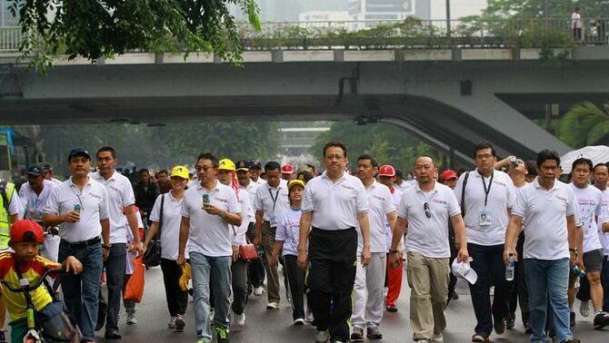 Ketua DPD RI Irman Gusman (tiga kiri), Direktur Utama Bank BNI Gatot Suwondo (kanan), Presiden Direktur Adira Finance Willy S Dharma (dua kiri), Direktur Artha Graha Network Wisnu Tjandra (dua kanan) dan Pemimpin redaksi Suara Pembaruan Primus Dorimulu (kiri)  mengikuti Fun Walk bertema 