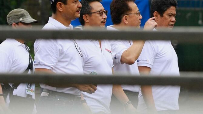 Ketua DPD RI Irman Gusman (dua kanan), Direktur Utama Bank BNI Gatot Suwondo (kanan), Presiden Direktur Adira Finance Willy S Dharma (tengah), dan Pemimpin redaksi Suara Pembaruan Primus Dorimulu (dua kiri) mengikuti Fun Walk bertema 