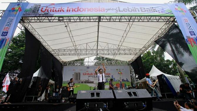 Grup band Slank, menghibur peserta fun walk bertema 