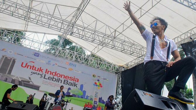 Grup band Slank, menghibur peserta fun walk bertema 