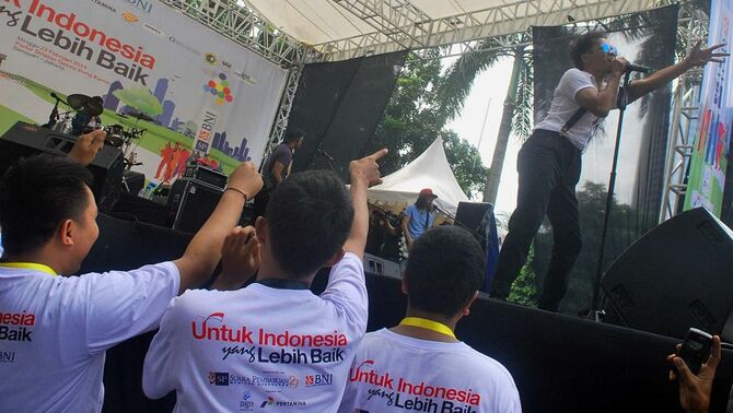 Grup band Slank, menghibur peserta fun walk bertema 