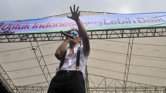 Grup band Slank, menghibur peserta fun walk bertema 